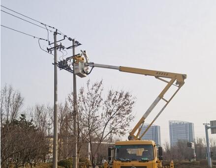 2024年3月7日，青海东线01—06号杆加装驱鸟器，占位器，隔离刀闸，开关护套工作现场