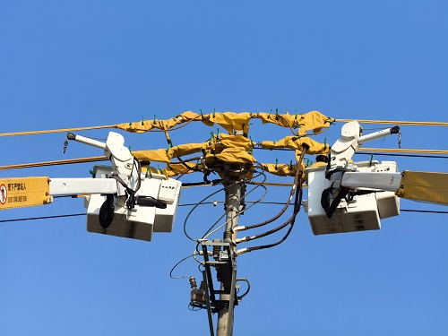 2025年12月9日，学南2线12号杆带电负荷更换柱上开关